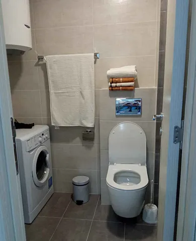 One-bedroom apartment with a jacuzzi in the living room, located in a modern building with an elevator — photo 4
